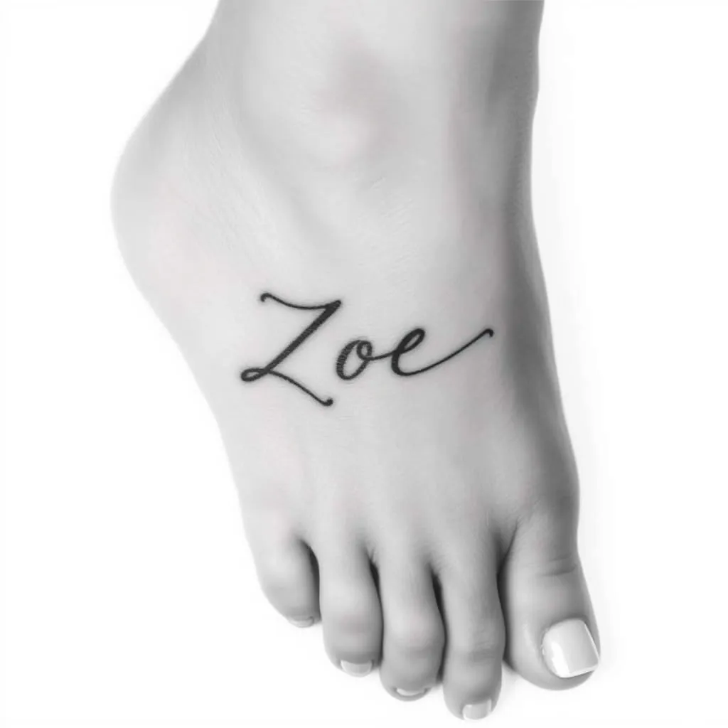 Scrivi il nome: ZOE sul piede, pelle scura tattoo